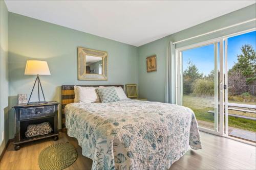 Raymond House | Cozy Crab Pot Condo: Pet-Friendly Retreat with High Ratings