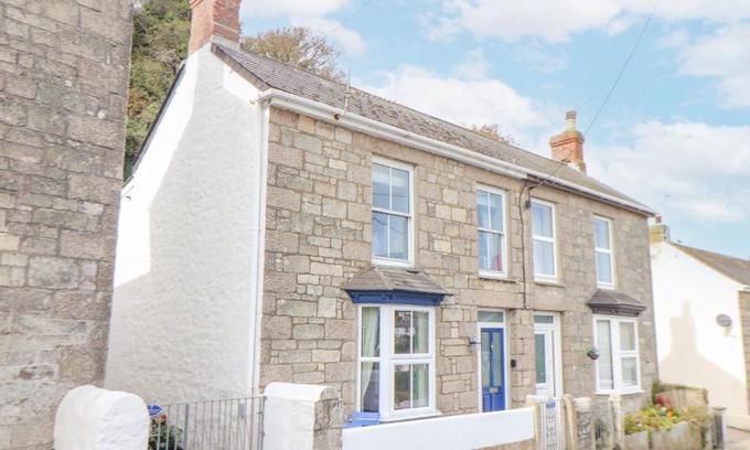 Porthleven House | Cozy Crab Pot Cottage: Family-Friendly 4-Star Getaway