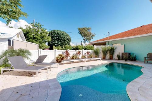 Holmes Beach House | Crab Shack #A: 4-Star Getaway with Pool & Family Fun