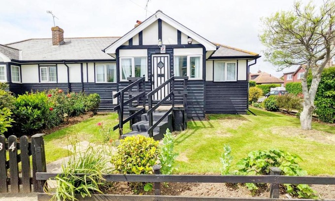 Rustington House | Discover Crab Shack, Rustington: Ocean Views & Pet Friendly
