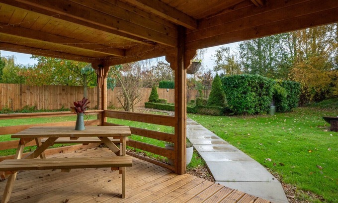 Wisbech House | Cozy Crafter's Retreat - One Bedroom House with Hot Tub