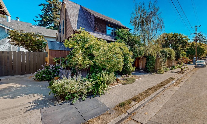 North Berkeley House | Charming Craftsman House: Perfect Location with Great Amenities