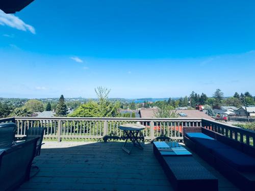 Rainier Valley House | Scenic Craftsman Hotel Overlooking Seattle's Skyline