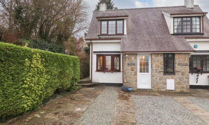 Tyn-y-Gongl House | Experience Craig Mawr: Family-Friendly 4-Star Retreat