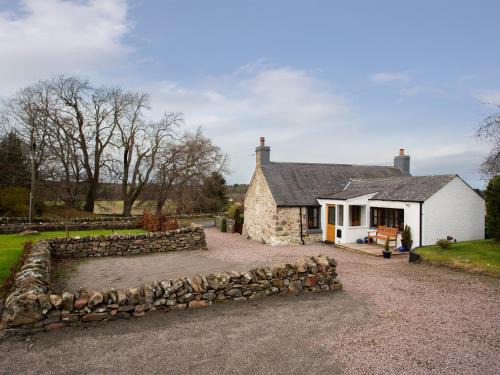 Balloch House | Craigellachie Cottage: Pet-Friendly Retreat with Top Ratings