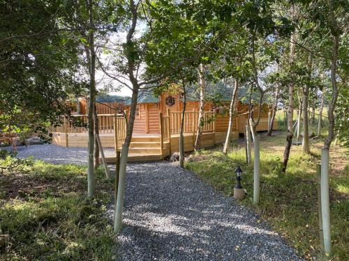 Inverurie Apartment | Relaxing Craigshannoch Lodge with Hot Tub in Nature