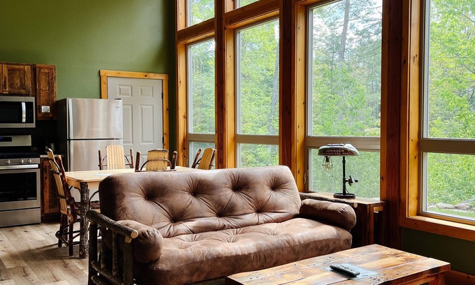 Mercer Cabin | Top-Rated Cranberry Inn of Mercer with Family-Friendly Dining