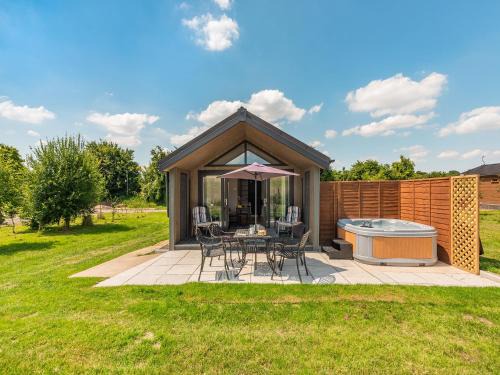 East Woodyates House | Discover Cranbourne Chase Stargazer - Family Friendly Retreat