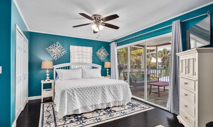 Historic Downtown Melbourne Bed & Breakfast | Idyllic Crane Creek Inn Heron Room: Waterfront Pool Retreat