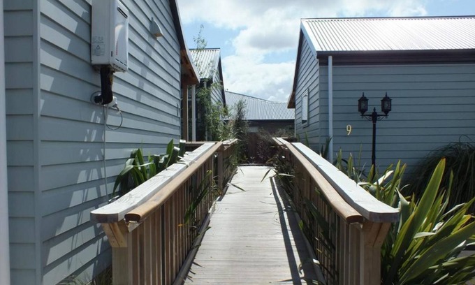 Saint Albans Cabin | Relax at Cranford Cottages And Motel: Pet-Friendly Retreat