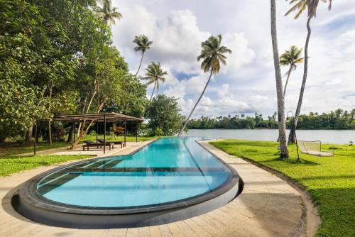 Puthenvelikara Resort | Discover Cranganor History Café & Riverside Château Retreat