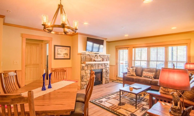 North Conway Condo | Unwind at Cranmore: Poolside Retreat with Top Amenities