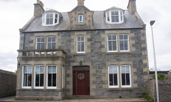 Cullen Cottage | CRANNOCH SELF CATERING, pet friendly, with hot tub in Cullen