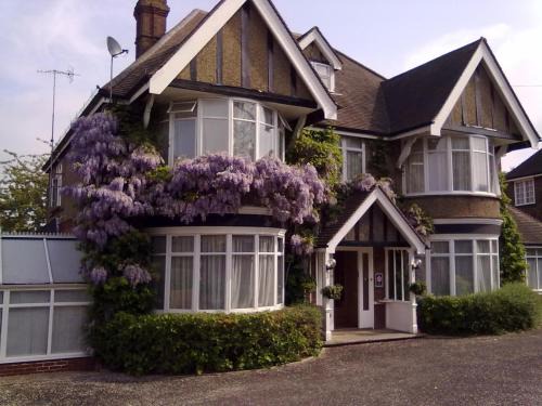East Grinstead House | Discover Cranston House: Rated 8.5/10 with Fine Dining