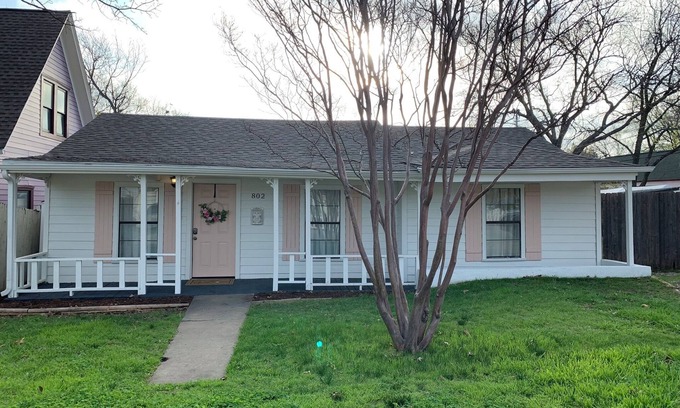 McKinney Cottage | Perfect Getaway: Crape Myrtle Cottage in Historic McKinney