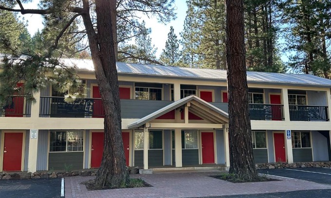 Klamath Lake Hotel | Gateway to Crater Lake: Pet-Friendly 5-Star Retreat