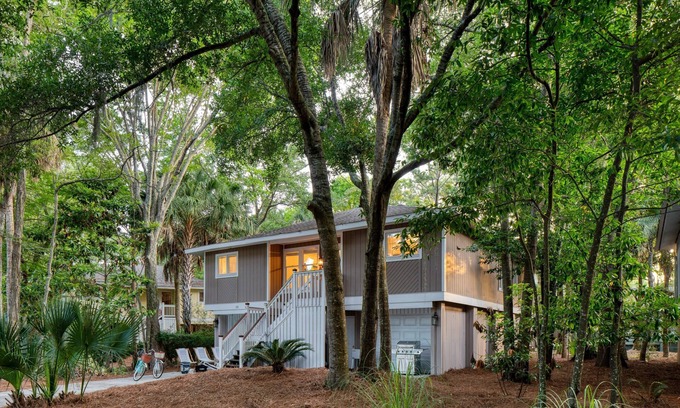 Isle of Palms Cottage | Pet-Friendly Crawdad Home on Isle of Palms with BBQ