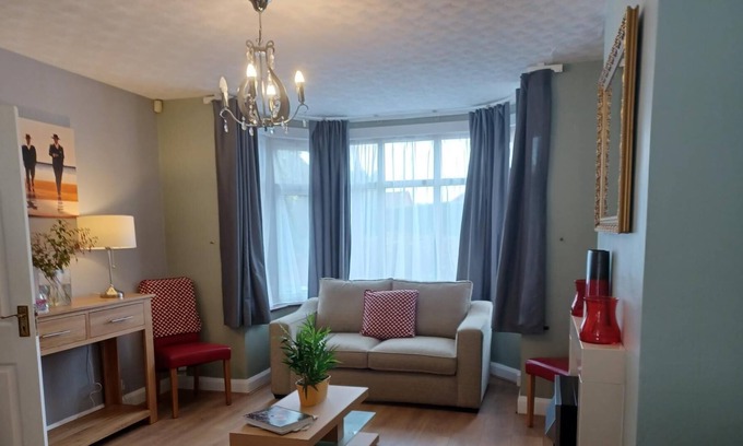 Luton Apartment | Crawley Green House - Huku Kwetu 3-4 Bedroom-Fully Furnished-Free WiFi-Quiet