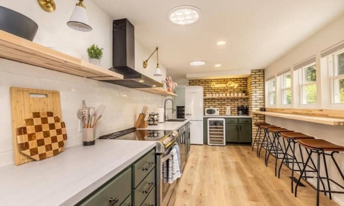 Lower East Side House | Guest Rated 10/10: Cream City Lounge with Patio & Pets