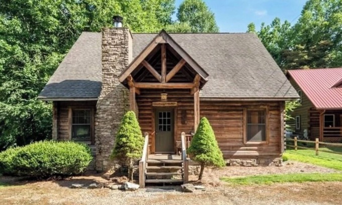 Maggie Valley Cabin | Scenic Creekfront Cabin Steps from Downtown Attractions