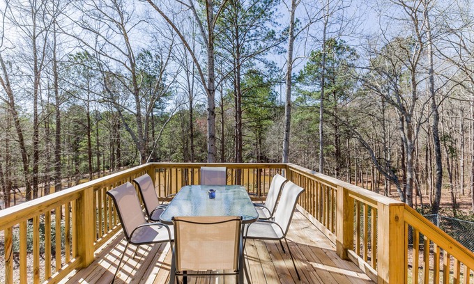 LaGrange House | Discover Creek Lodge - LaGrange's Hidden Gem with Lake Views