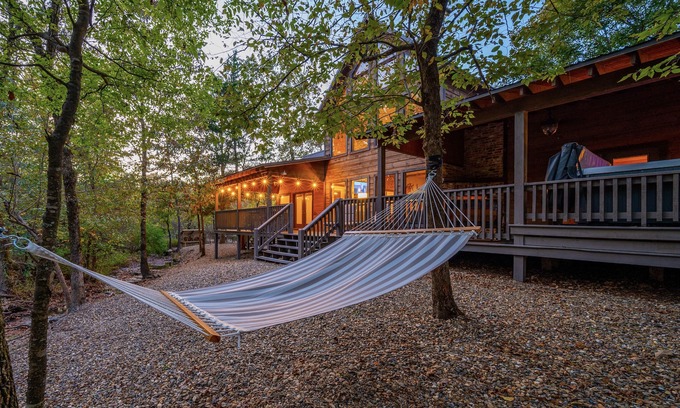 Broken Bow Cabin | Idyllic Creek Retreat: Pet Friendly, Spa & Ocean Views