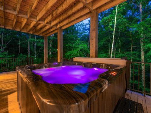 Foxfire Estates House | Relaxing Creek Songs: Hot Tub, Sauna & Fire Pit Awaits