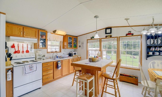 Max Meadows House | Creekfront Mobile Home with Deck and Private Beach Access