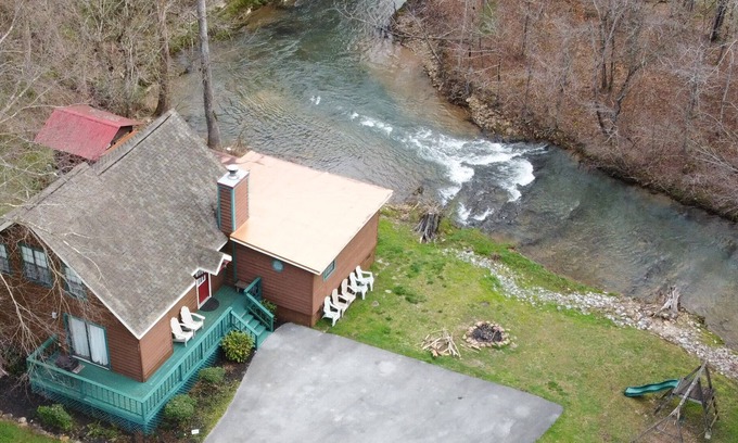 Gatlinburg - Pigeon Forge Cottage | Serene Creekfront Retreat with Spa and Pool Access