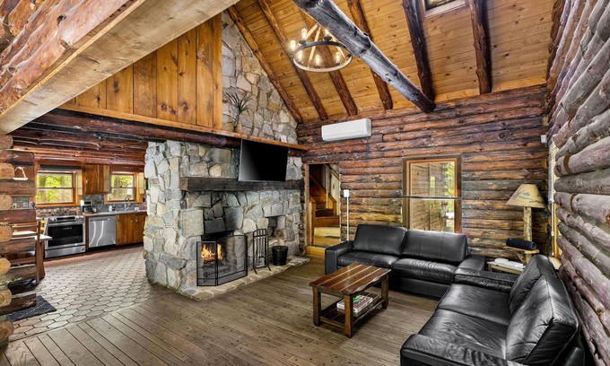 Bushkill Cabin | Rustic Log Cabin Retreat by the River with Pool & Spa