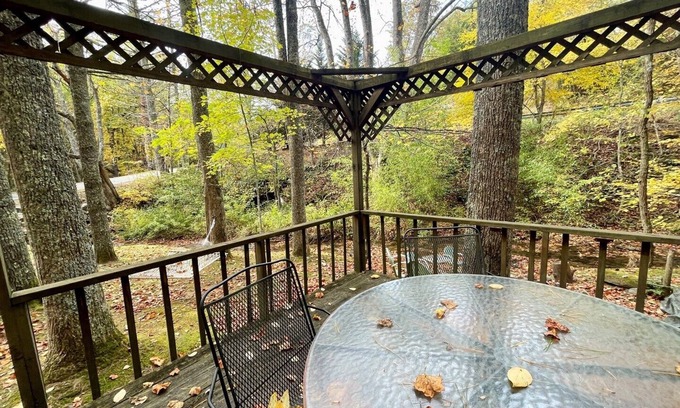Jefferson Cabin | Pet-Friendly Creekside Cabin with Hot Tub & Fun Amenities