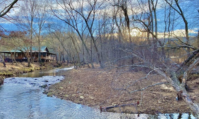 Newnata Cabin | Pet-Friendly Turkey Creek Side Cabin with Breakfast Included