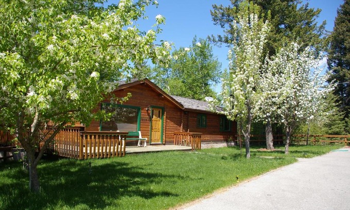 East Kootenay House | Pet-Friendly Creekside Cabin with Family Amenities