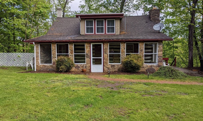 Gettysburg Cottage | Top-Rated Creekside Cabin with Ocean View & Family Amenities
