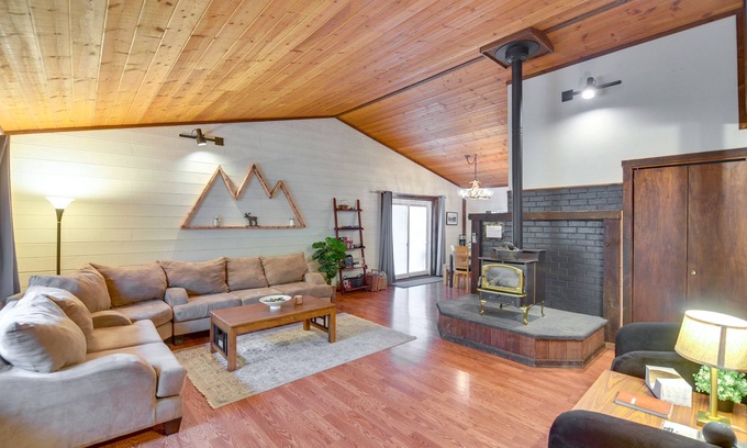 Downieville-Lawson-Dumont Cabin | Creekside Cabin: Family-Friendly Retreat with Spa & Hot Tub