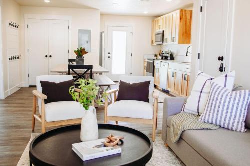 McCammon House | Scenic Creekside Cabin Magnolia - Family-Friendly Retreat