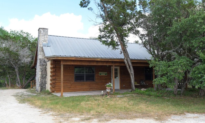Vanderpool Cabin | Cozy Creekside Cabin Near Lost Maples State Park