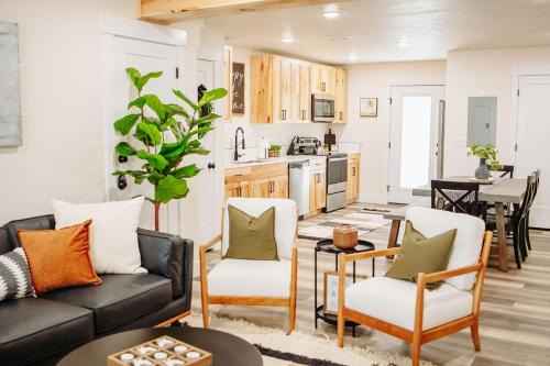 McCammon House | Cozy Creekside Cabin Ponderosa: Family-Friendly Retreat