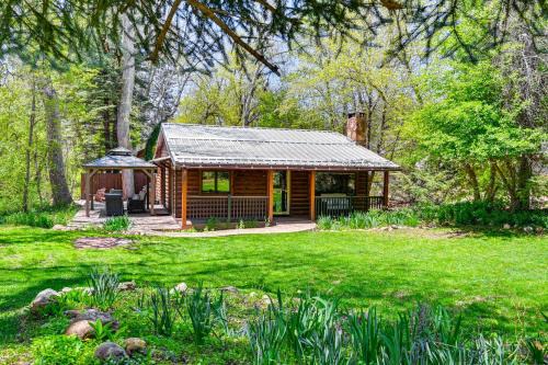 Christopher Creek House | Inviting Creekside Payson Cabin with Private Deck Retreat