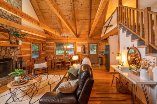 Seven Devils House | Pet-Friendly Creekside Cabin Near Hiking and Family Fun