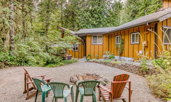 Mount Hood Village House | Serene Creekside Cabin: Family & Pet Friendly Retreat