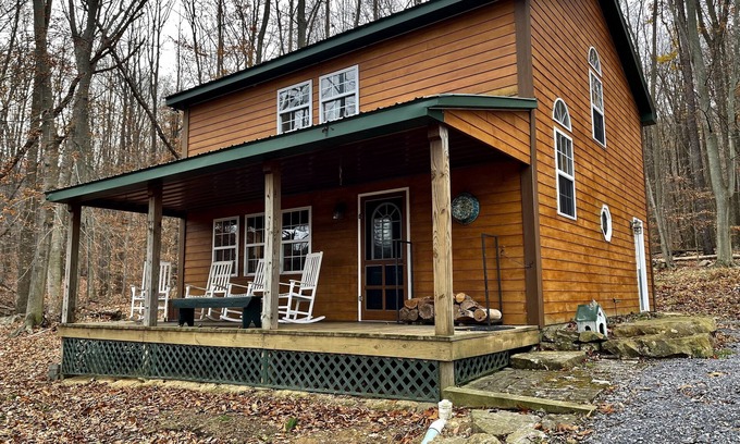 Loysburg Cabin | Ideal Creekside Cabin with Kitchen & Perfect 10/10 Rating