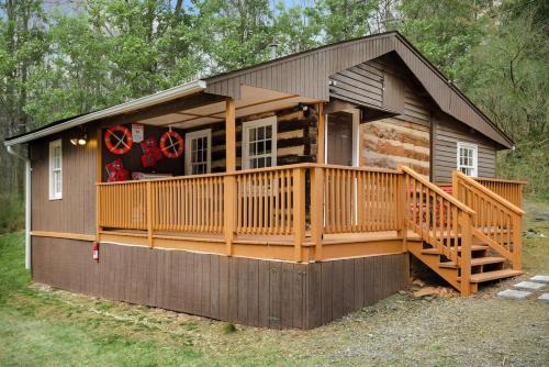 Mount Jackson Ski Chalet | Cozy Creekside Cabin with Hot Tub, Fire Pit & WiFi