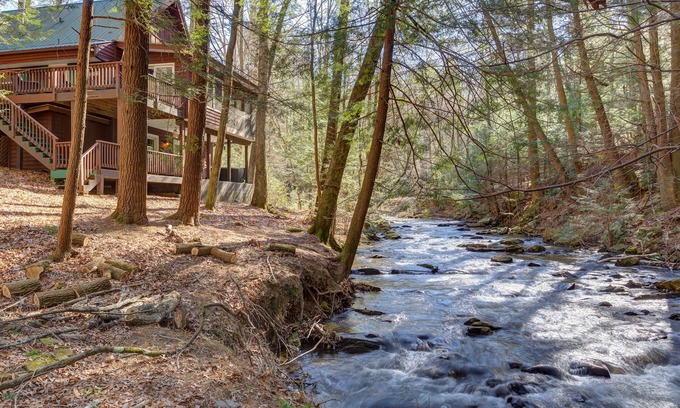 Walnut Mountain Cabin | Relaxing Creekside Cabin with Hot Tub & Shared Pool