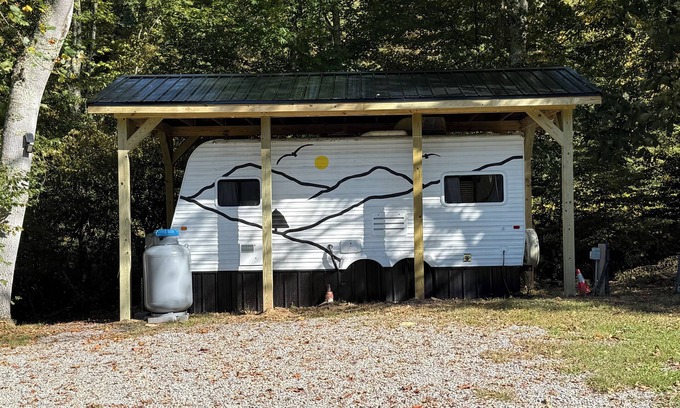 Dailey House | Creek Side Camper: Rated 10/10, Pet-Friendly Retreat!