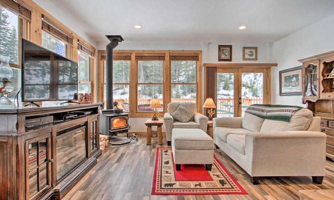 Clancy Cottage | Cozy Creekside Clancy Cabin in Helena National Forest
