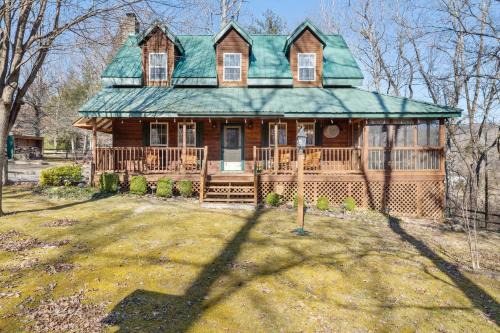 Gatlinburg - Pigeon Forge House | Dog-Friendly Creekside Cottage with Breathtaking Valley Views