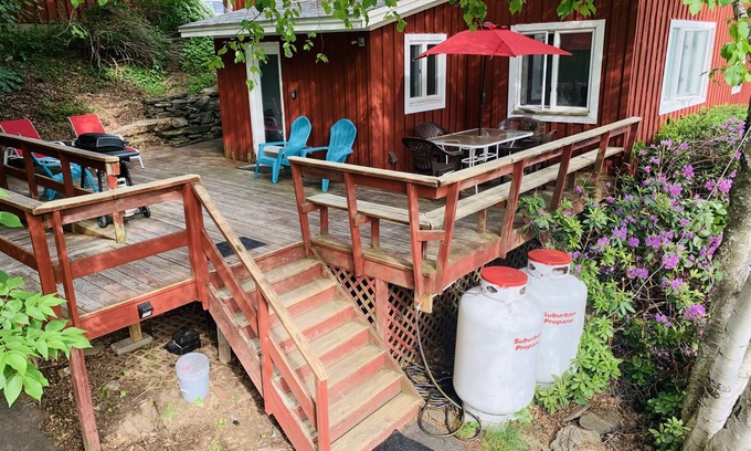 Roxbury House | Pet-Friendly Creekside Getaway with Mountain Views