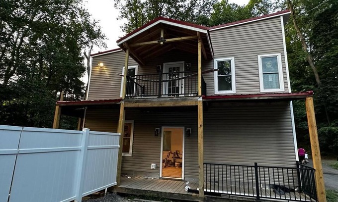 LaVale House | Creekside Home w/Private Yard and Creek Access w/Running Water Sounds