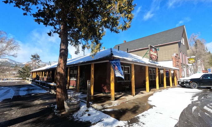 Markleeville Hotel | Discover Creekside Lodge: Family-Friendly & Hot Tub Access